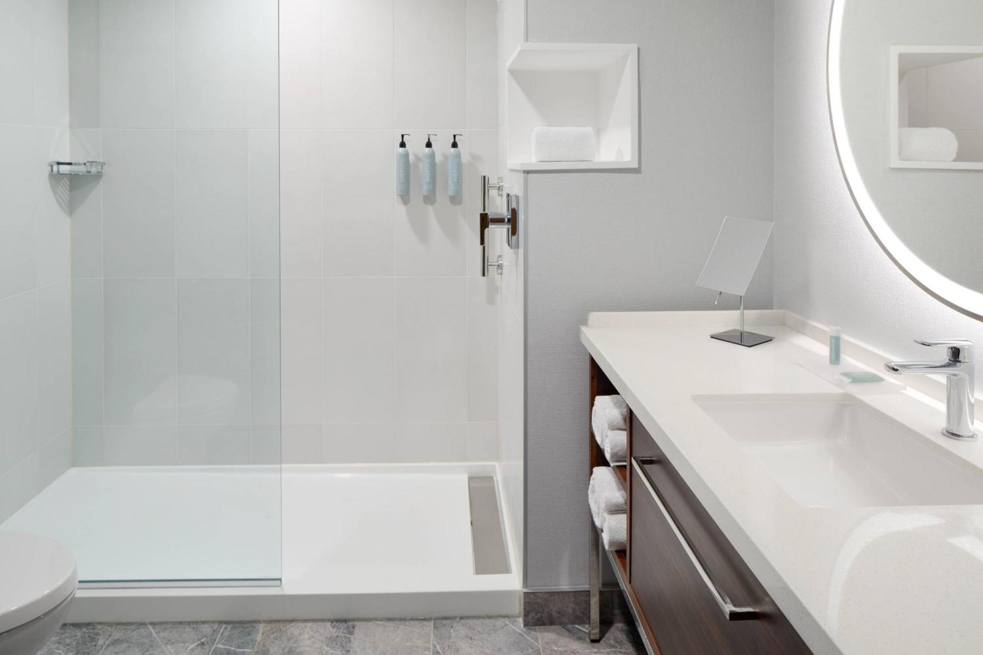 فندق Courtyard By Marriott Montreal لافال المظهر الخارجي الصورة