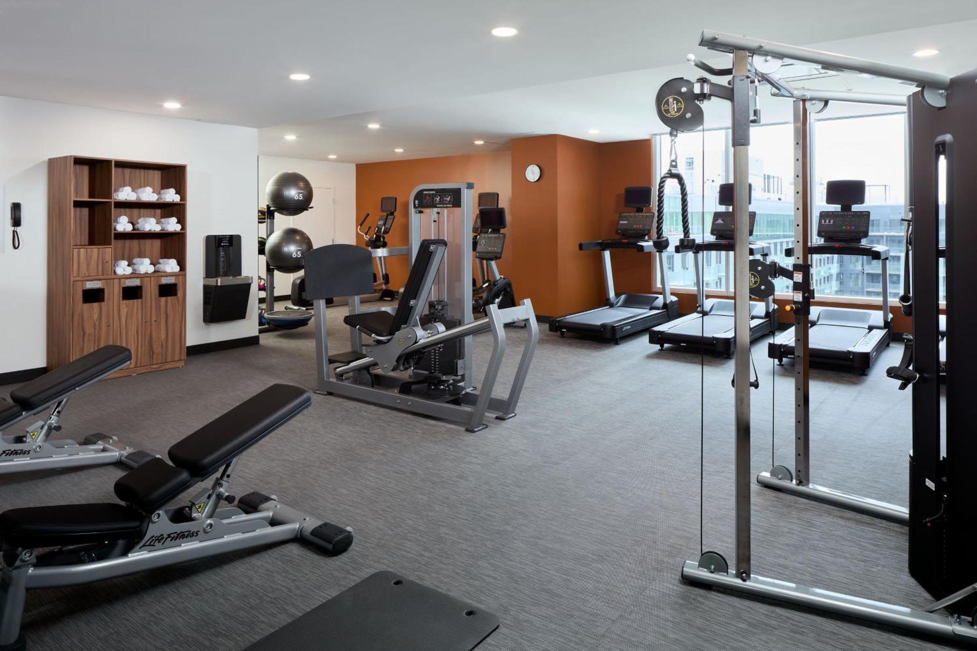 فندق Courtyard By Marriott Montreal لافال المظهر الخارجي الصورة