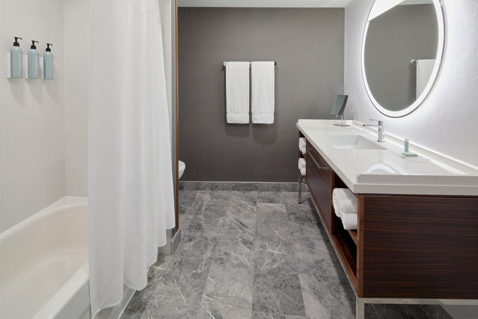 فندق Courtyard By Marriott Montreal لافال المظهر الخارجي الصورة